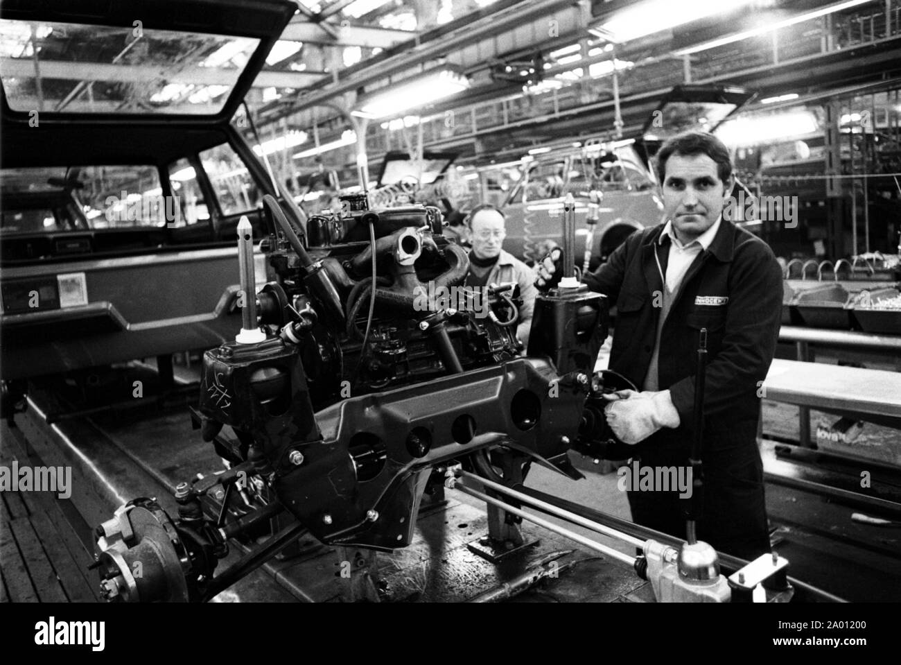 Le linee di assemblaggio in fabbrica di automobili Innocenti Leyland a Milano Lambrate (1979) Foto Stock