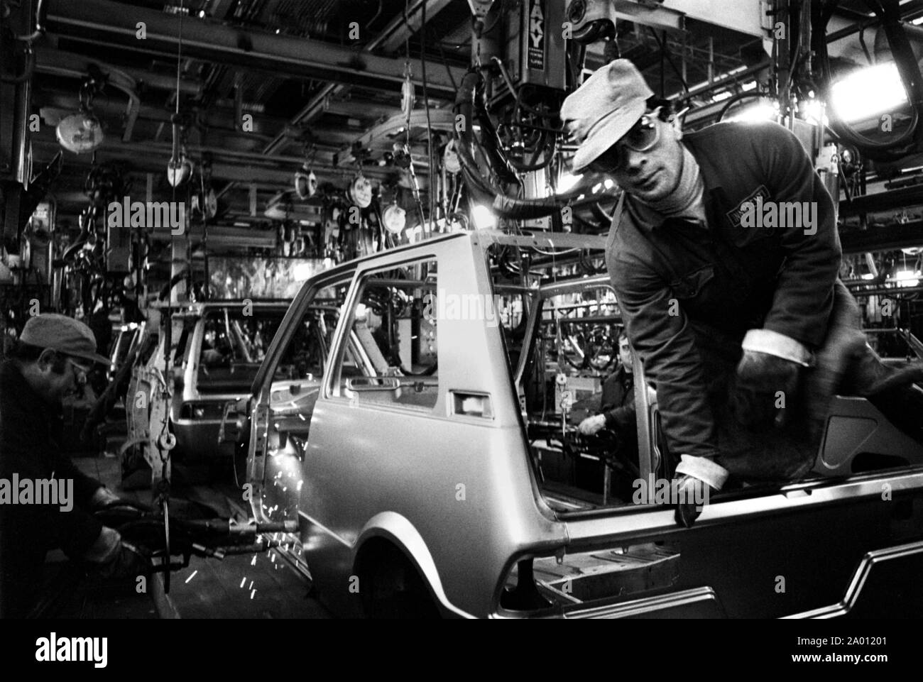 Le linee di assemblaggio in fabbrica di automobili Innocenti Leyland a Milano Lambrate (1979) Foto Stock