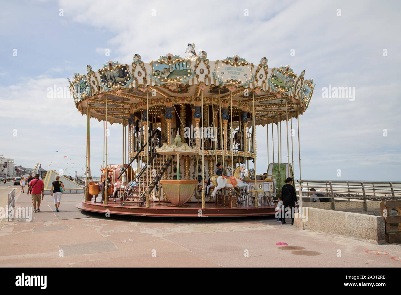 Due piani di giostra francesi nella cittadina balneare di berck sur mer nella somme francia Foto Stock
