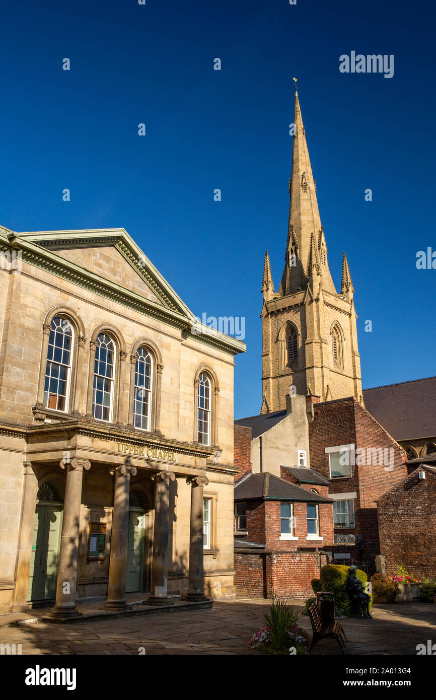 Regno Unito, nello Yorkshire, Sheffield, Norfolk Street, Unitarian cappella superiore e la cattedrale cattolica guglia Foto Stock