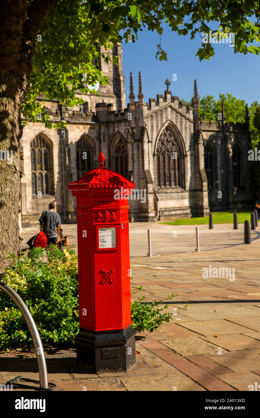 Regno Unito, nello Yorkshire, Sheffield, Church Street, Cattedrale Chiesa di San Pietro e di San Paolo, esterno con replica Penfold Vittoriano esagonale casella postale Foto Stock