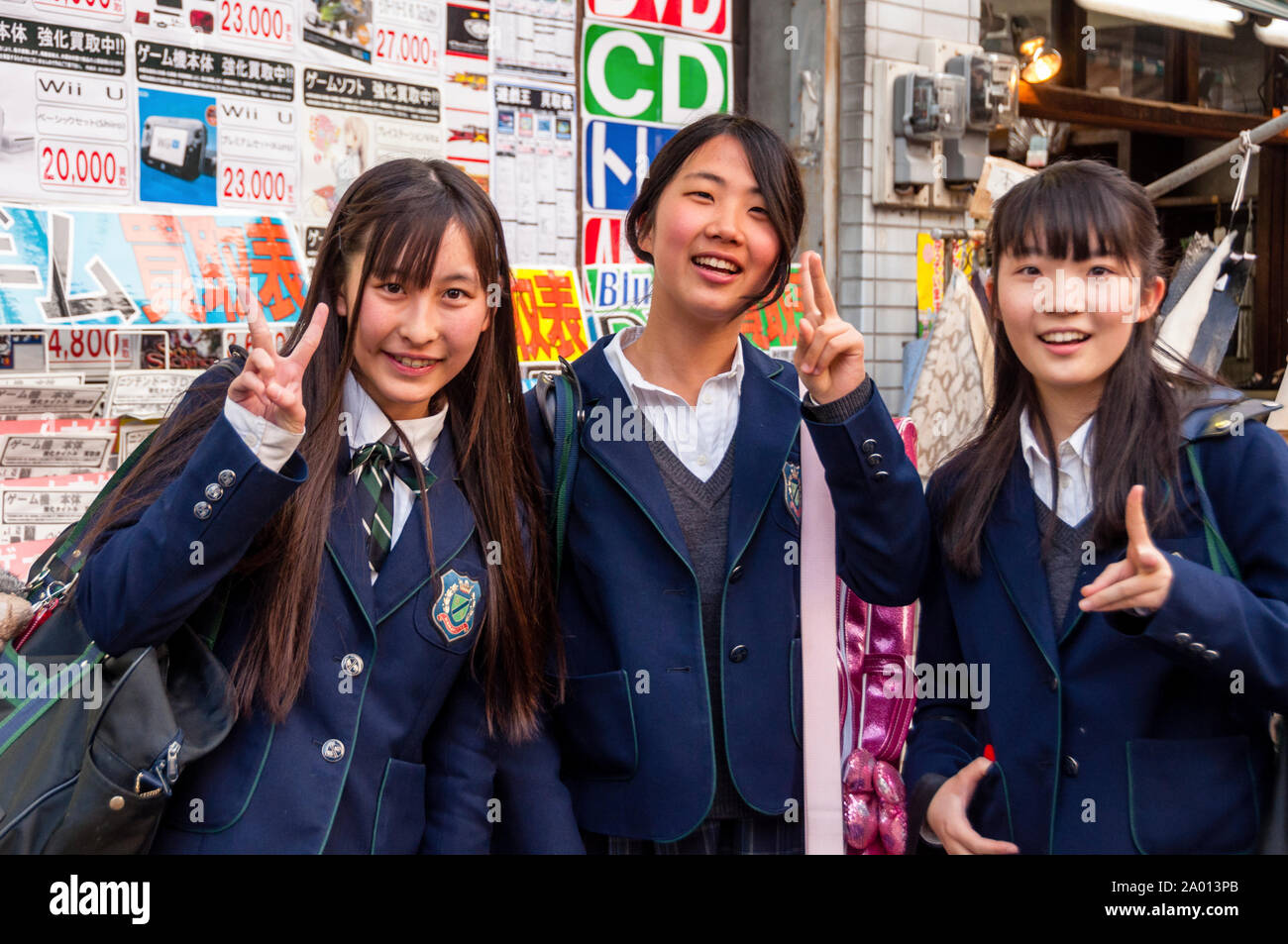 Tre studentesse giapponesi in uniformi a Tokyo, Giappone. Foto Stock