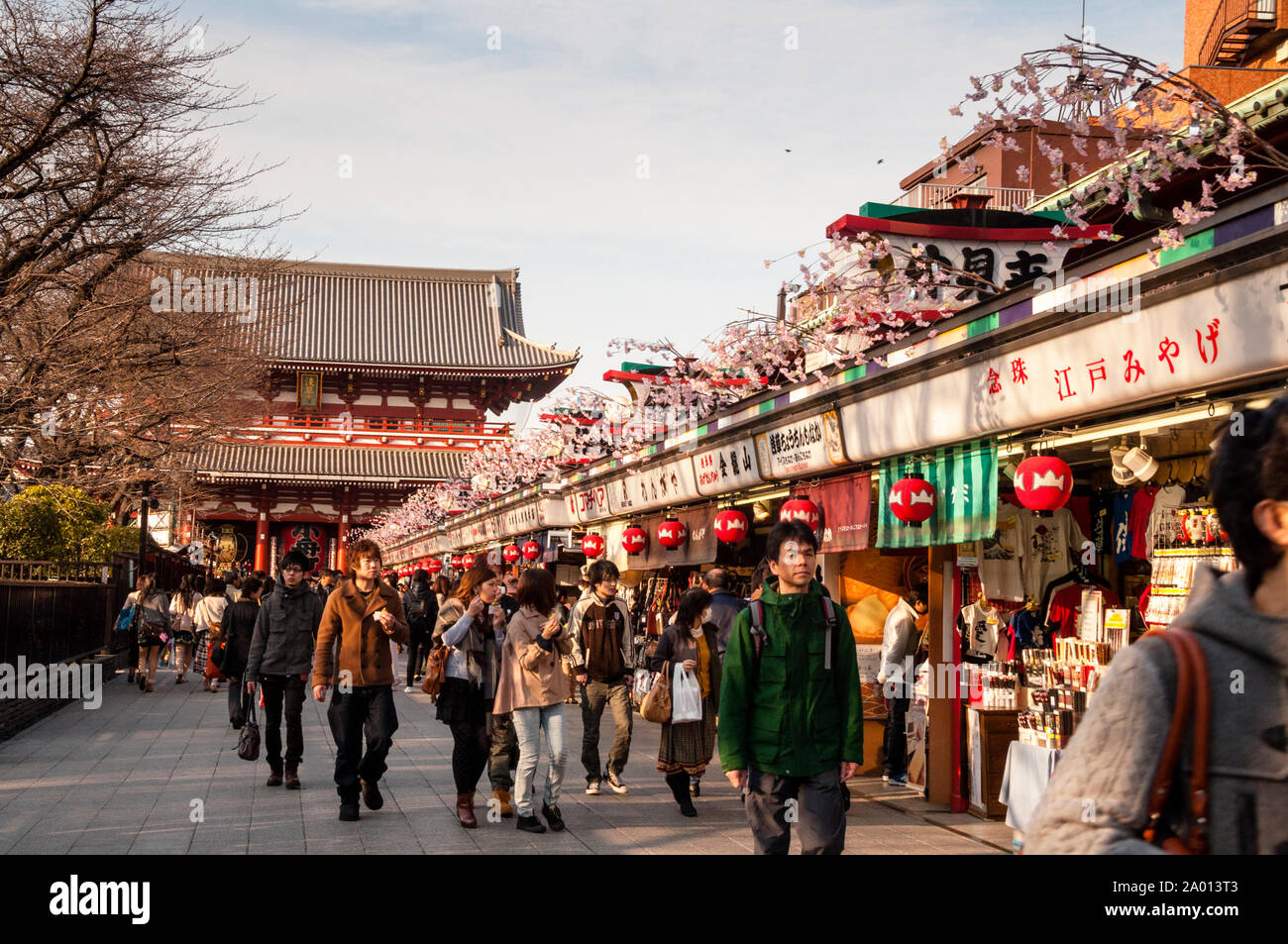 Senso-ji antico tempio buddista è il tempio più antico di Tokyo e Nakamise è una via dello shopping, il Giappone. Foto Stock