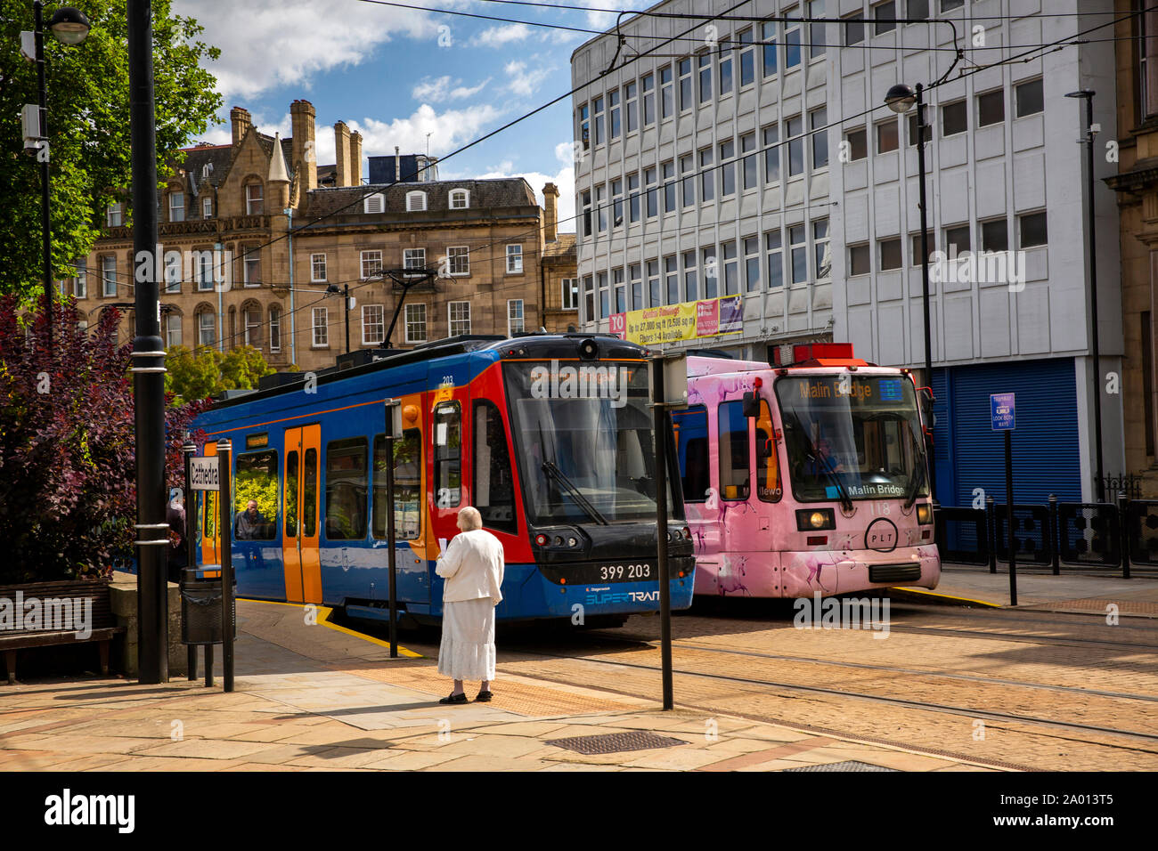 Regno Unito, nello Yorkshire, Sheffield, Church Street, trasporti, due tram alla fermata Duomo Foto Stock