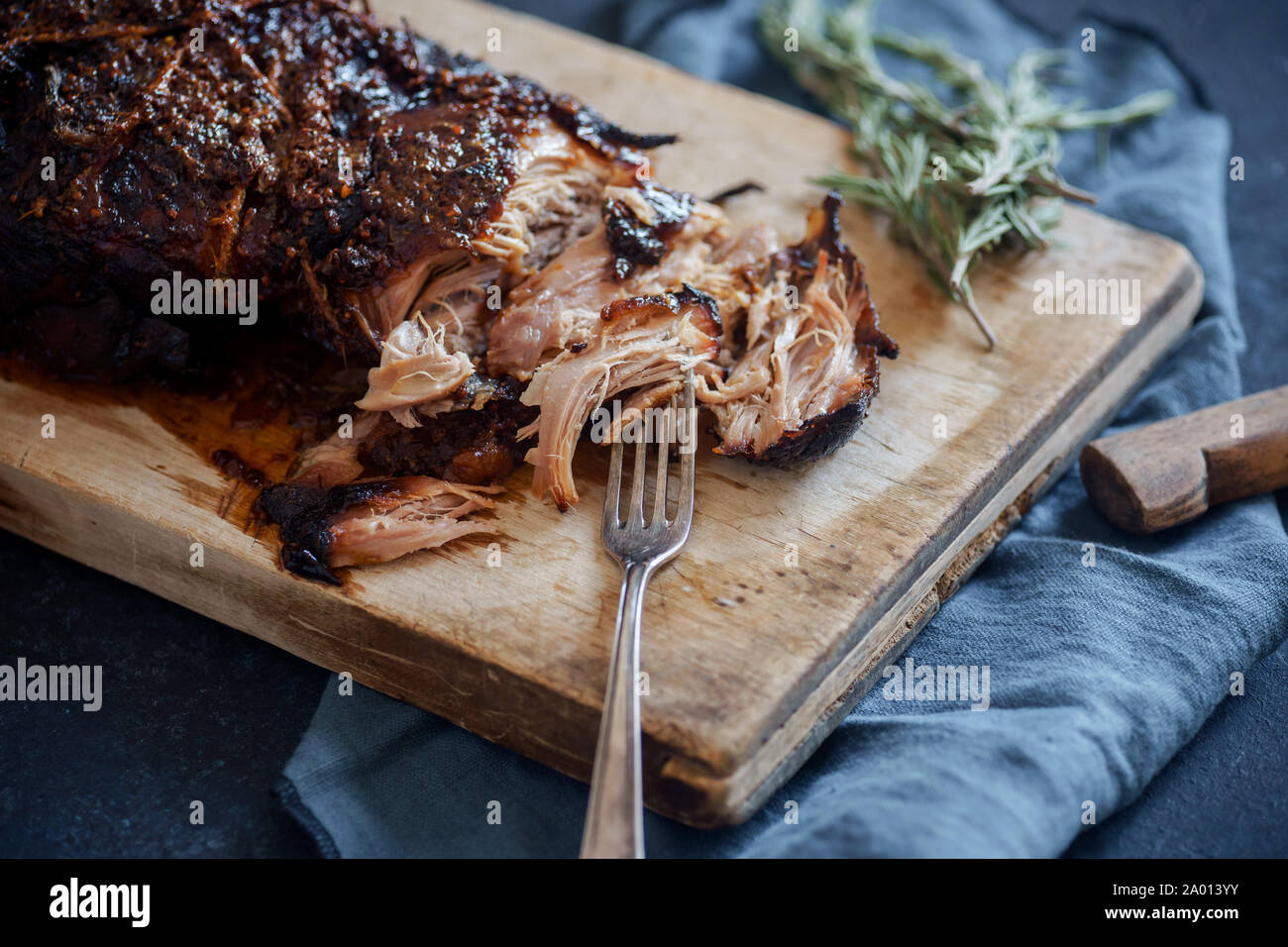 Slow-carne di maiale cotta con vetri di zucchero Foto Stock