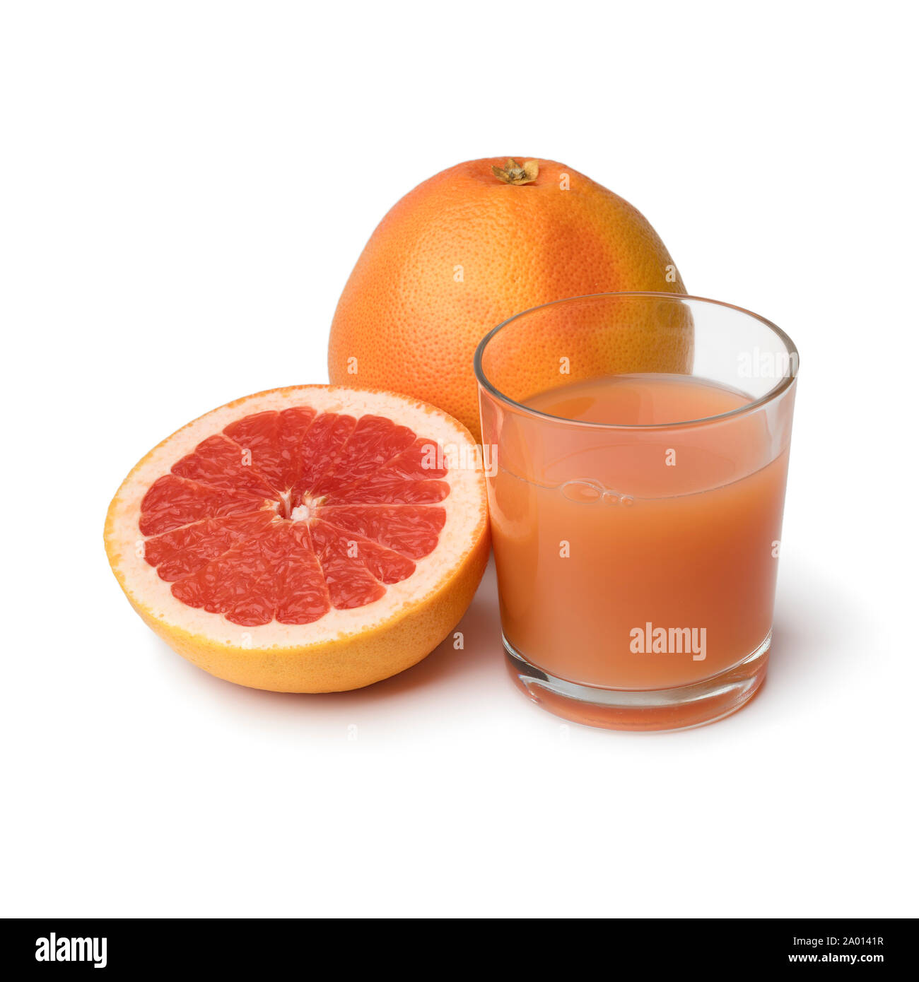 Intero e fresco dimezzata succosa pompelmo rosso e un bicchiere di succo di frutta isolato su sfondo bianco Foto Stock