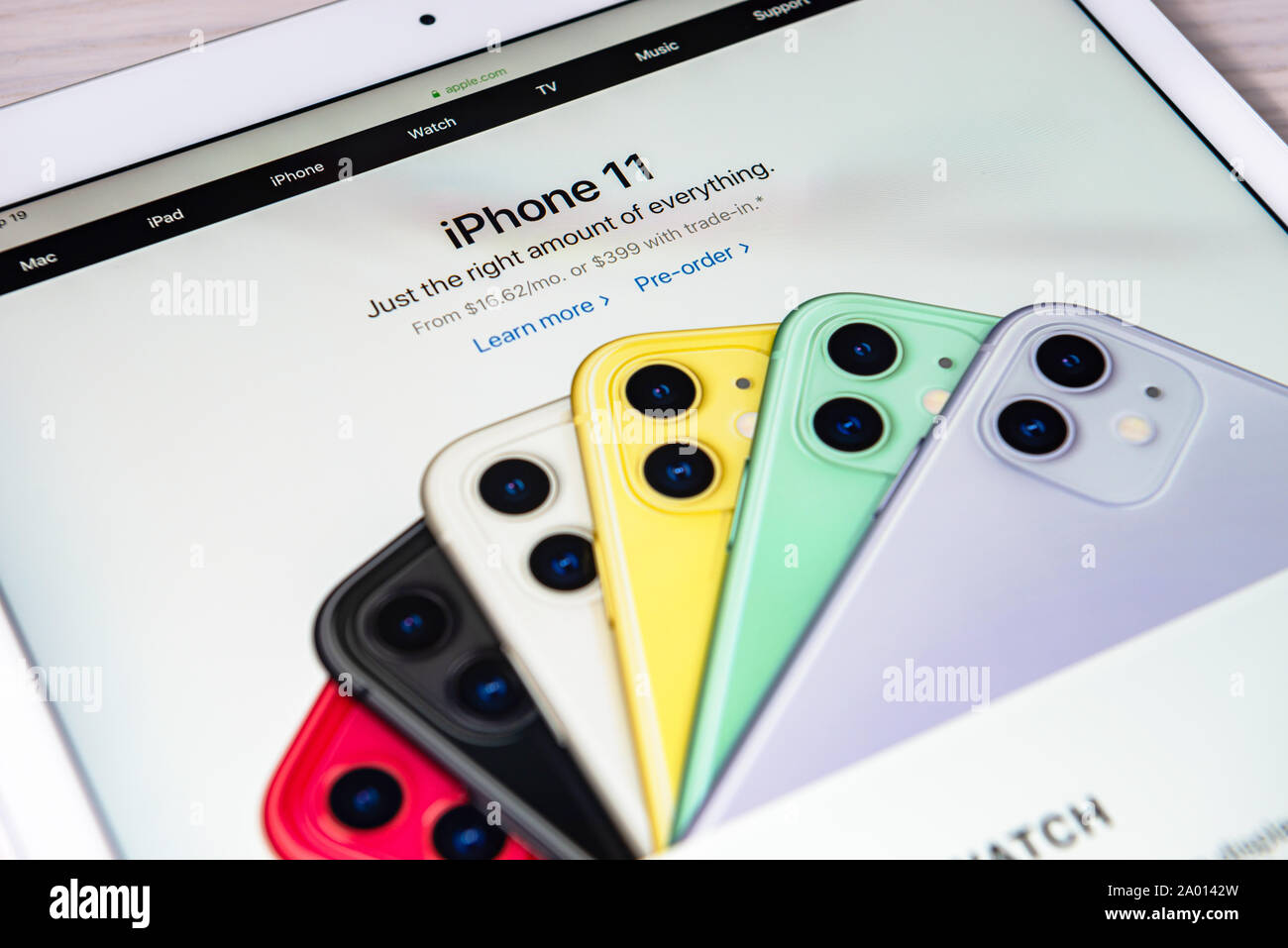 Kiev, Ucraina - 12 Settembre 2019: un close-up shot del sito web apple.com con un annuncio su Apple Inc. ha ufficialmente rilasciato il nuovo iPhone 11. Foto Stock
