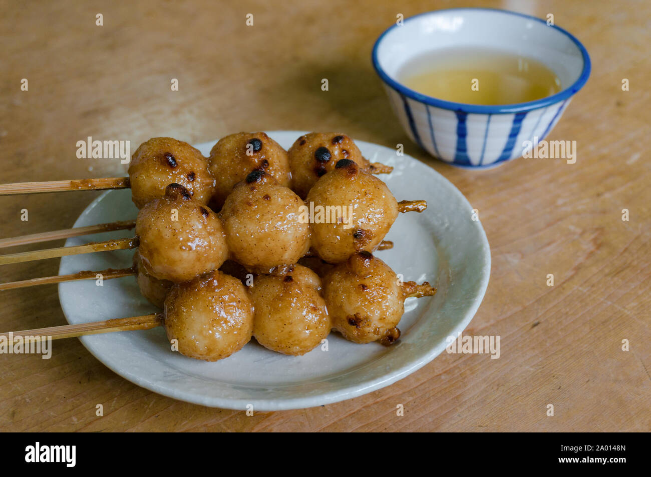 Goheimochi - Polpette di riso alla griglia su un bastone spazzolato con salsa di soia. Gohei-mochi è un infilzato grigliate torta di riso famoso nella Prefettura di Gifu Foto Stock