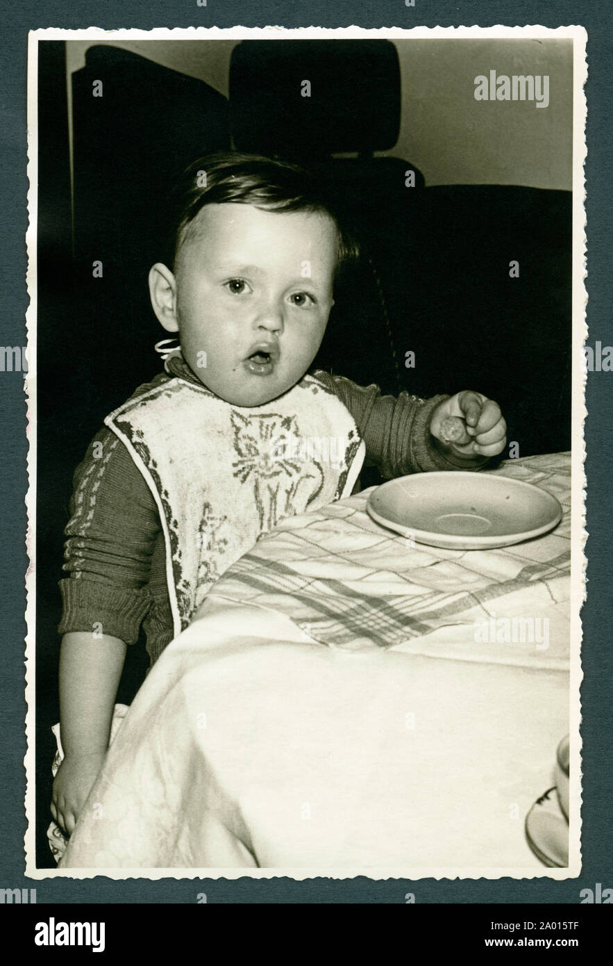 Europa, Deutschland, Amburgo, kleines tipo beim Essen, in den 1950er Jahren . / Europa, Germania, Amburgo, un giovane bambino mangiare, in 1950th . Foto Stock