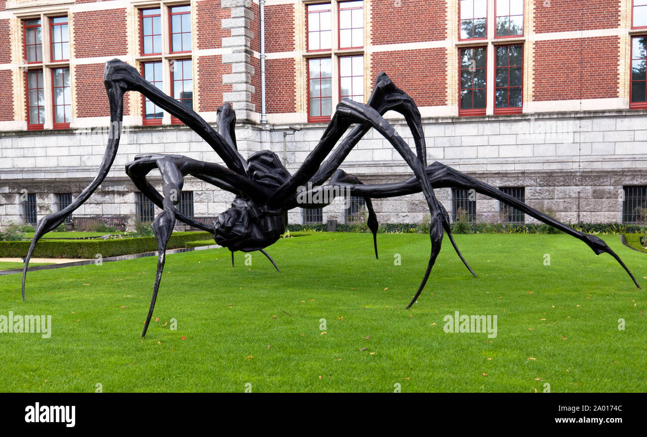 Close-up di Louise Bourgeois la gigantesca scultura di un ragno accovacciato in giardini presso la parte anteriore del Rijksmuseum Amsterdam Foto Stock