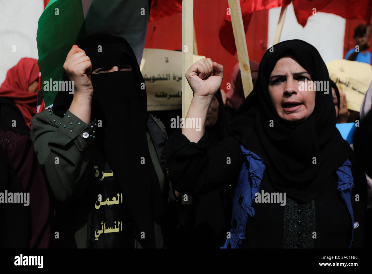 Le donne palestinesi chant slogan mentre compiendo gesti di fronte alla Croce Rossa sede durante la protesta chiedendo il rilascio dei prigionieri palestinesi dalle carceri israeliane nel sud della striscia di Gaza. Foto Stock