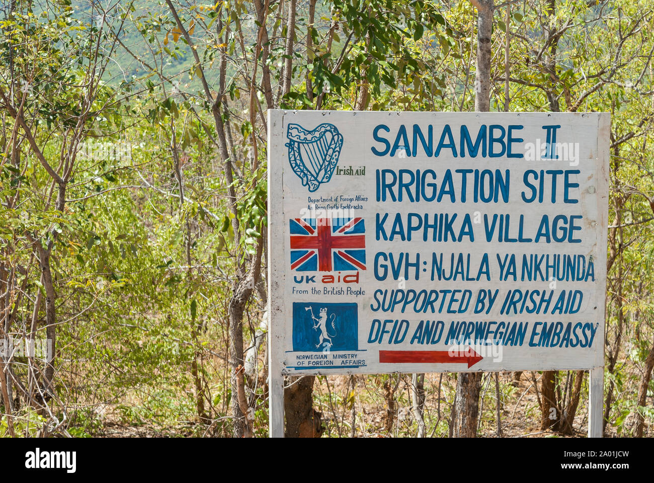 Cartello stradale in Malawi mostra donatori di aiuti allo sviluppo - REGNO UNITO, DFID, aiuto irlandese Foto Stock