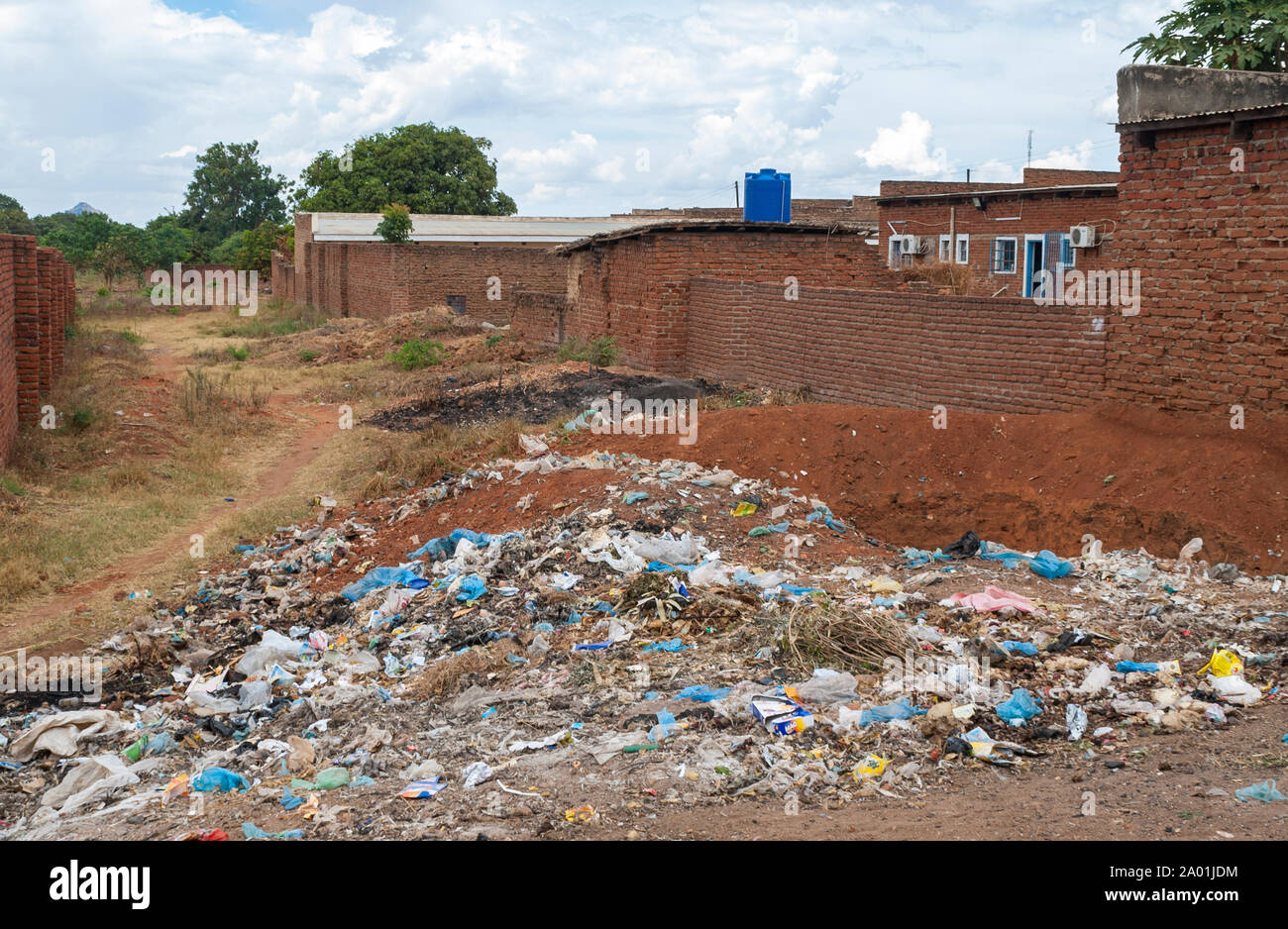 Rifiuti di plastica oggetto di dumping dal ciglio della strada in Kasungu, Malawi Foto Stock