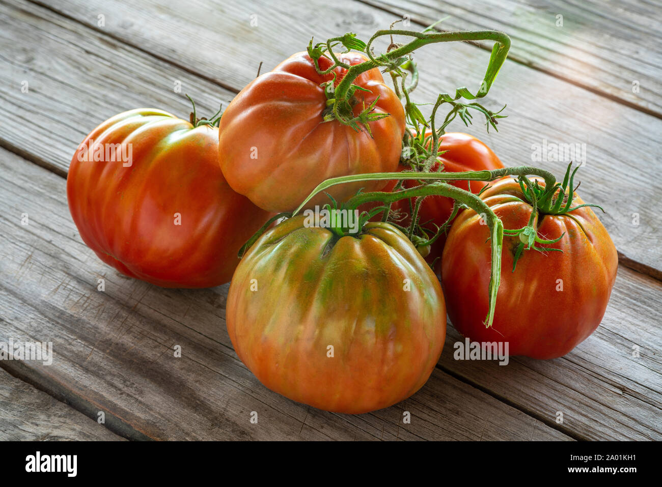 Cuore bovino pomodori sul tavolo Foto Stock