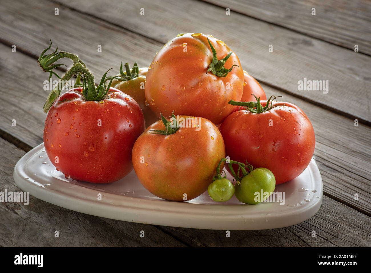 Piastra con una pila di pomodori Foto Stock