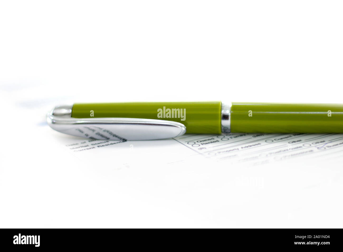 Immagine della Penna verde con la coppa. Isolato su sfondo bianco. Foto Stock
