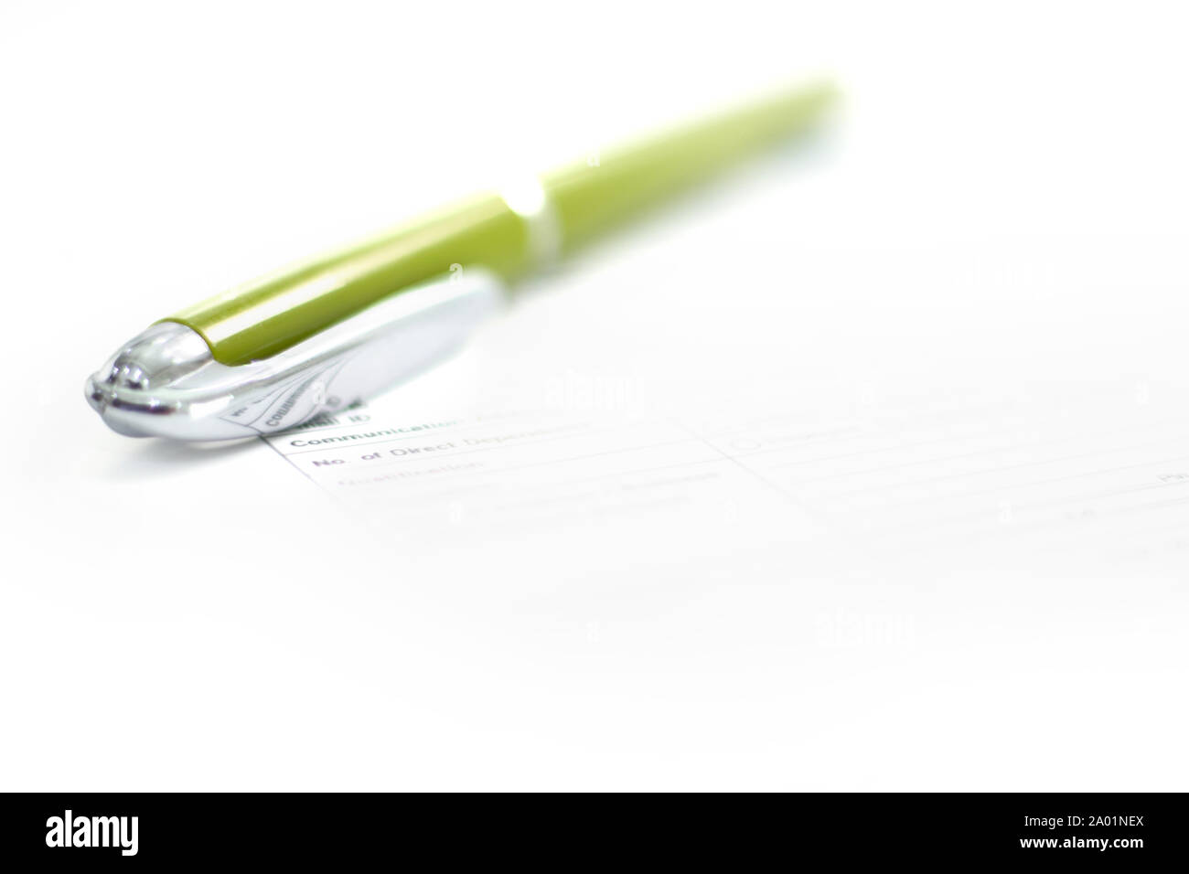 Immagine della Penna verde con la coppa. Isolato su sfondo bianco. Foto Stock