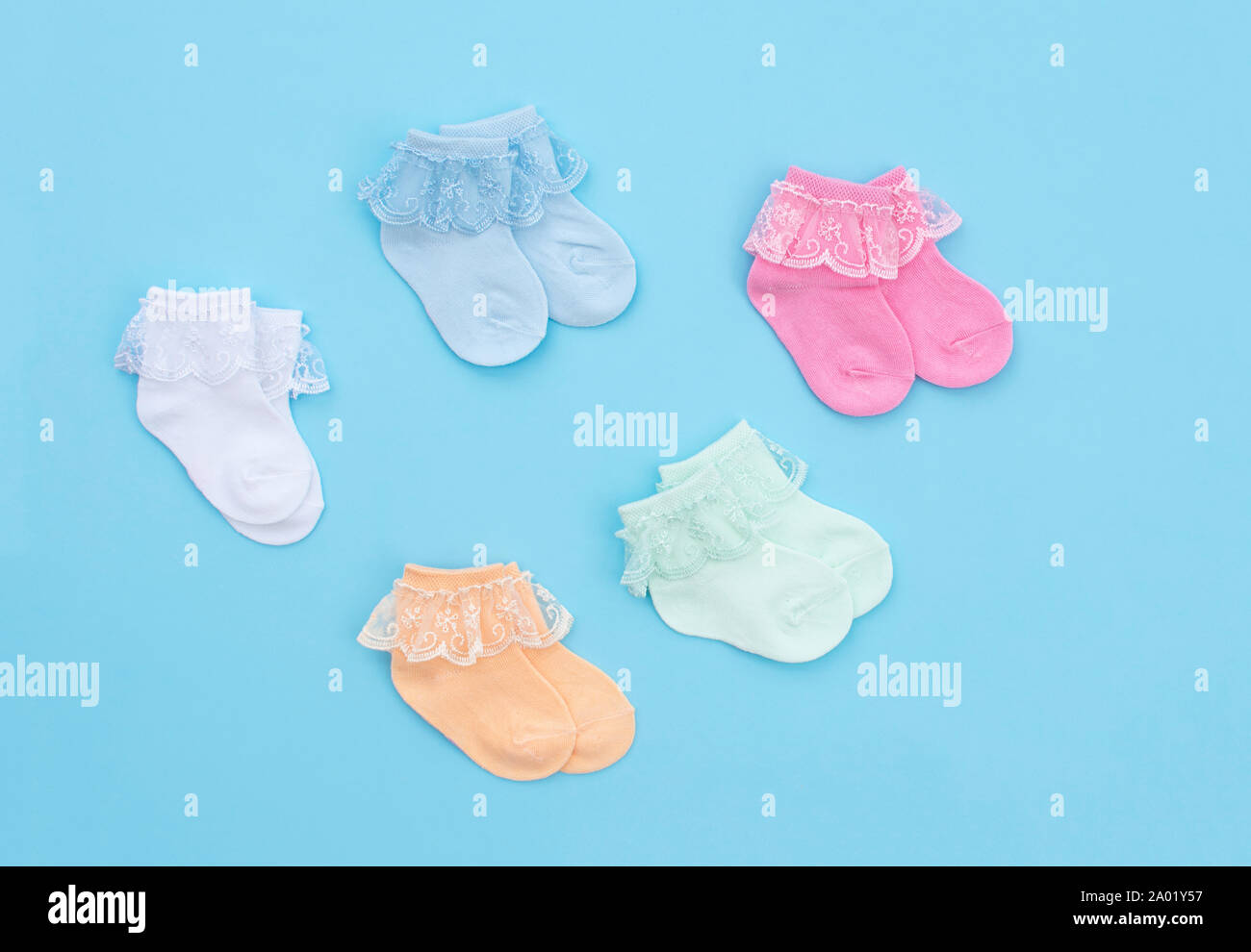 Colorato simpatico baby calze su sfondo blu. Baby Accessori. Lay piatto. Foto Stock