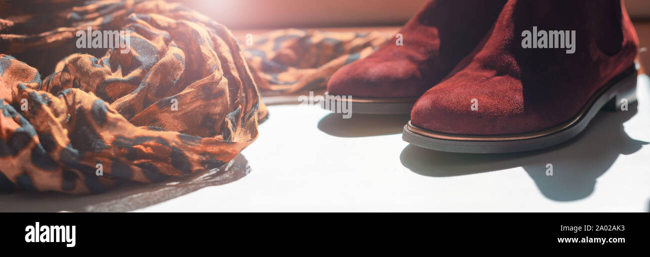 Banner donne luce accessori sciarpa leopard chelsea stampa stivali. Il riflesso dello spazio di copia Foto Stock