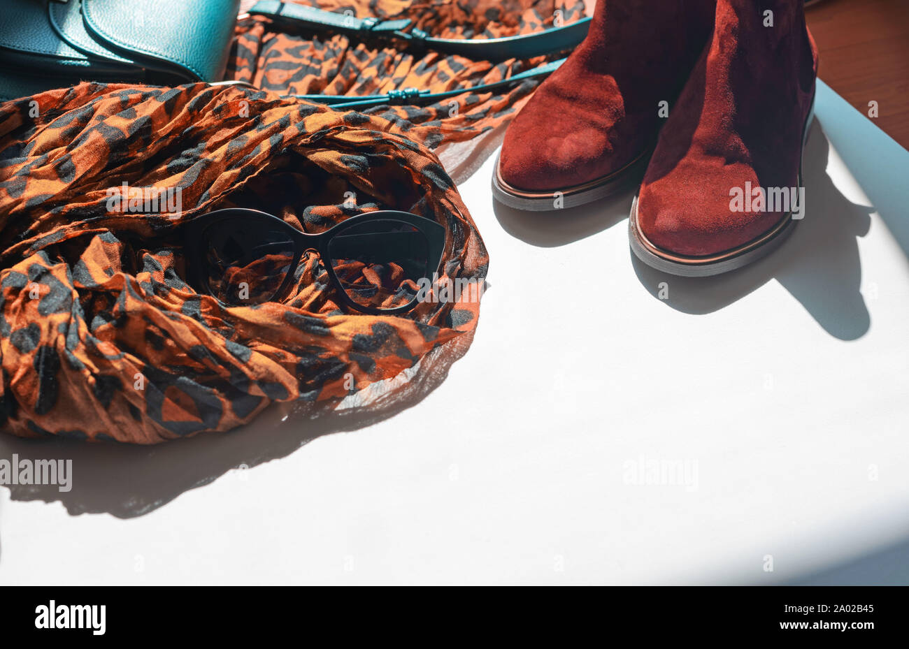 Le donne luce accessori sciarpa leopard chelsea stampa stivali in borsa. Foto Stock