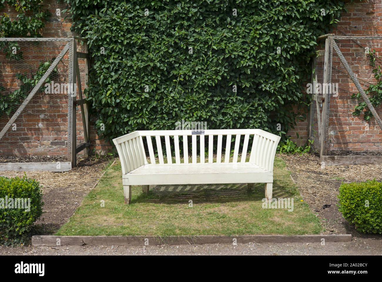 Bianco isolato sedile unico in country garden Foto Stock