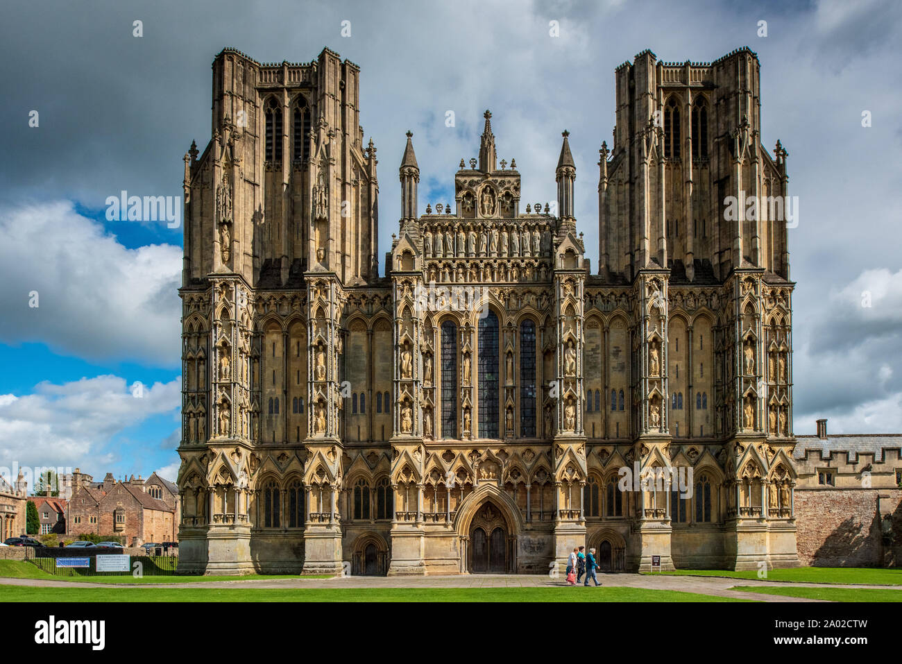 Wells Cathedral West Front. Wells Cathedral a Wells Somerset, costruita tra il 1176 e il 1450. Anglicano. Il fronte Ovest. Foto Stock