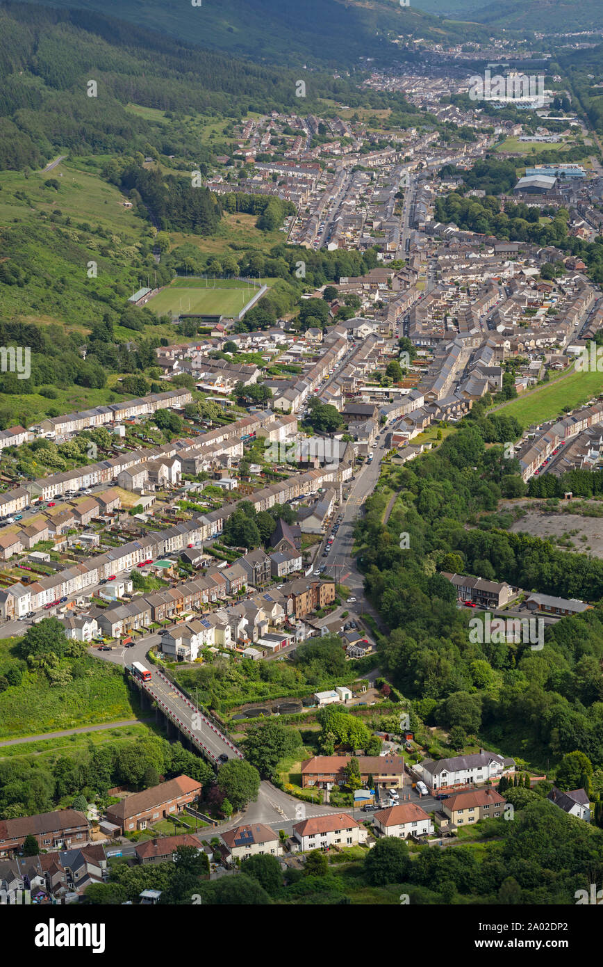 Le file di case a schiera nel fondo della valle nella ex miniera di carbone town, Treherbert, Wales, Regno Unito Foto Stock