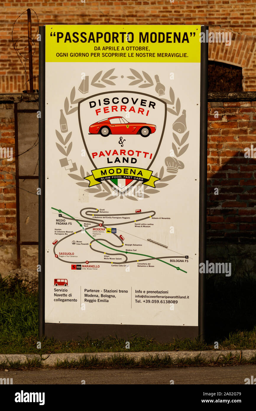 Modena / Italia - 11 Febbraio 2018: lato strada segno pubblicità scoprire Ferrari & Pavarotti land tour in Modena Italia Foto Stock