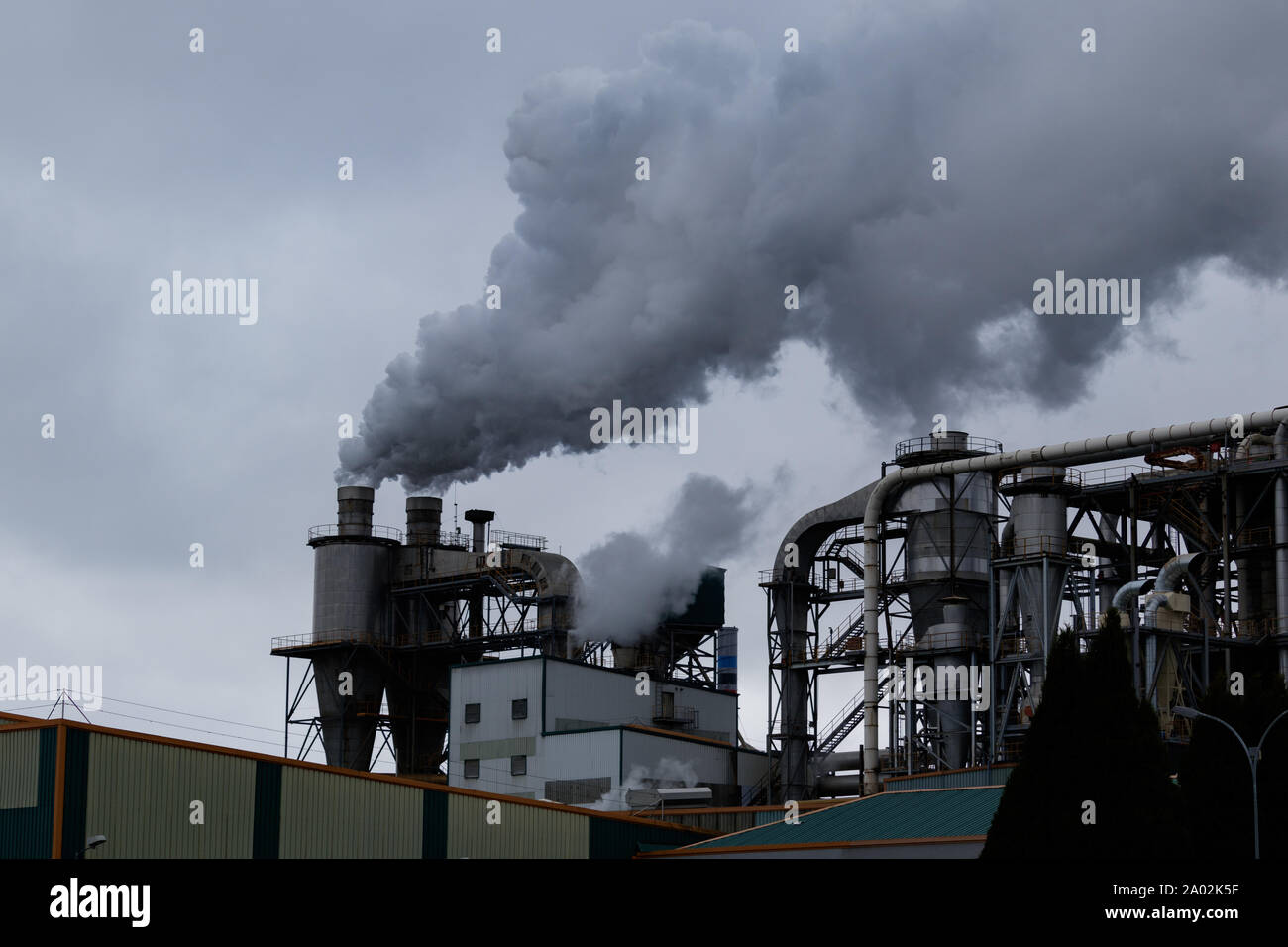 La Galizia / Spagna - 15 Gennaio 2018: fumo tossico soffietto fuori di una fabbrica in Europa Foto Stock