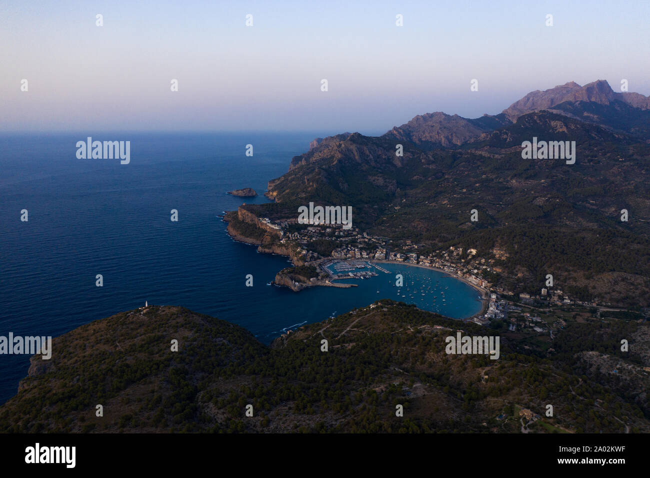 Porto di Soller al tramonto, Mallorca. Drone bella vista da sopra. Foto Stock