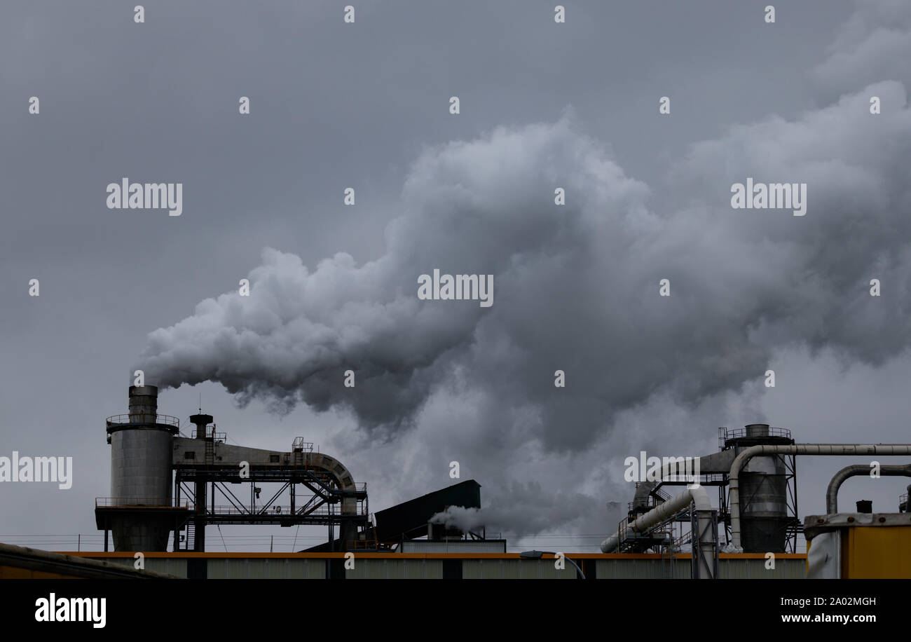 Tossici del fumo bianco soffietto al di fuori della fabbrica su una nuvoloso giorno d'inverno in Spagna Foto Stock