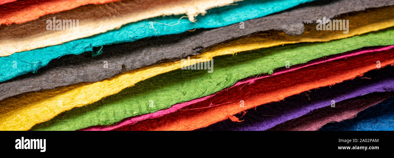 Fogli di textured colorate su carta a mano creati da Sansevieria fibra vegetale, pasta lunga formato banner Foto Stock