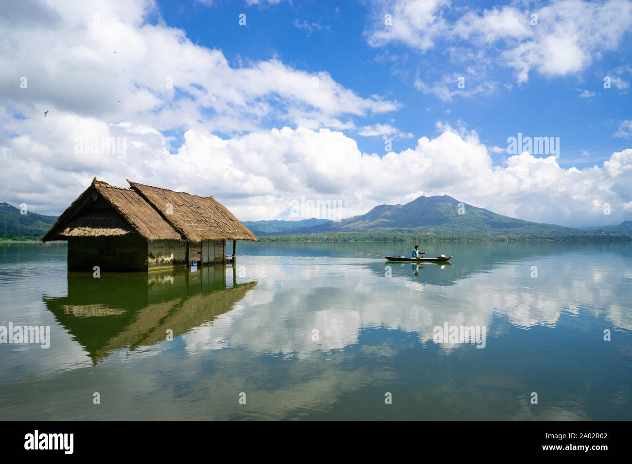 Mattina scena di Lago Batur con fisherman attività quotidiana nella foto il Apr 4, 2016. Lago Batur è il lago più grande in Bali. Foto Stock