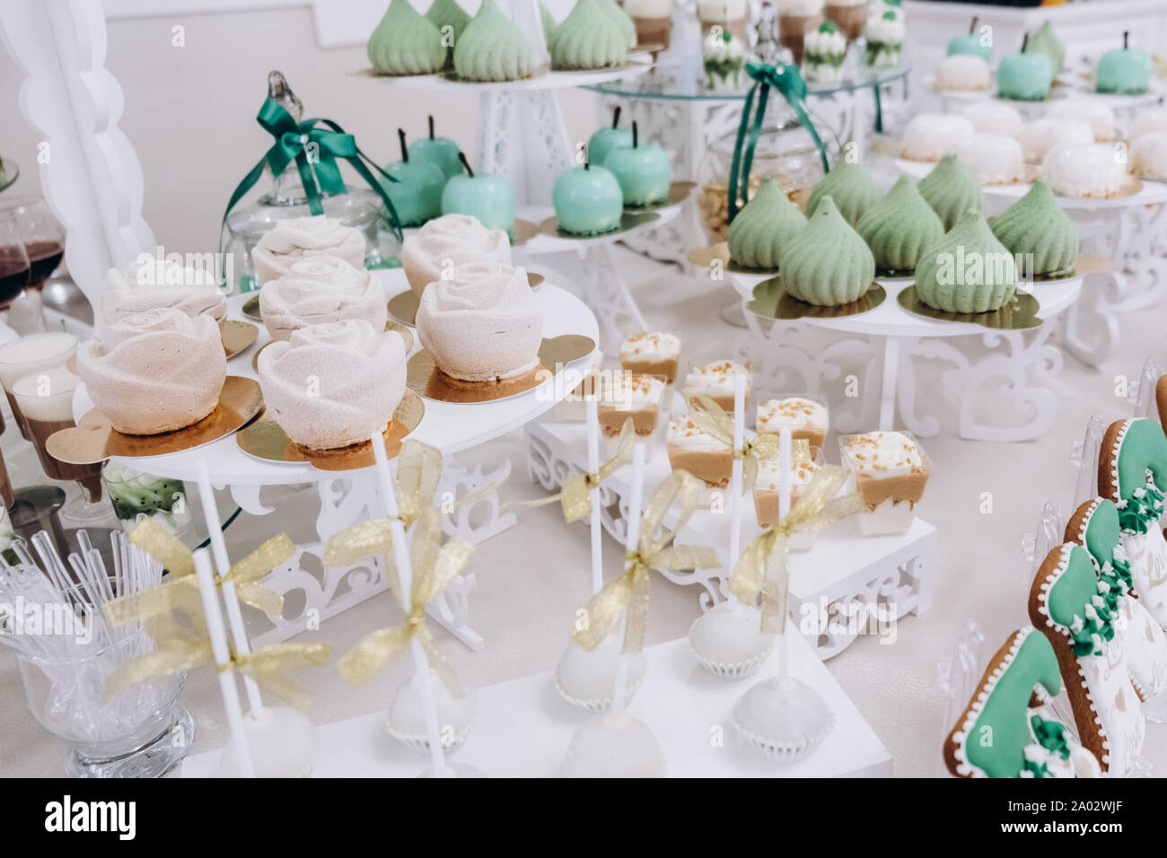Decorazioni per matrimoni con colorati tortini, eclairs, Souffle, meringhe, muffin. Elegante e lussuoso evento disposizione con i dolci. Dolce di nozze Foto Stock