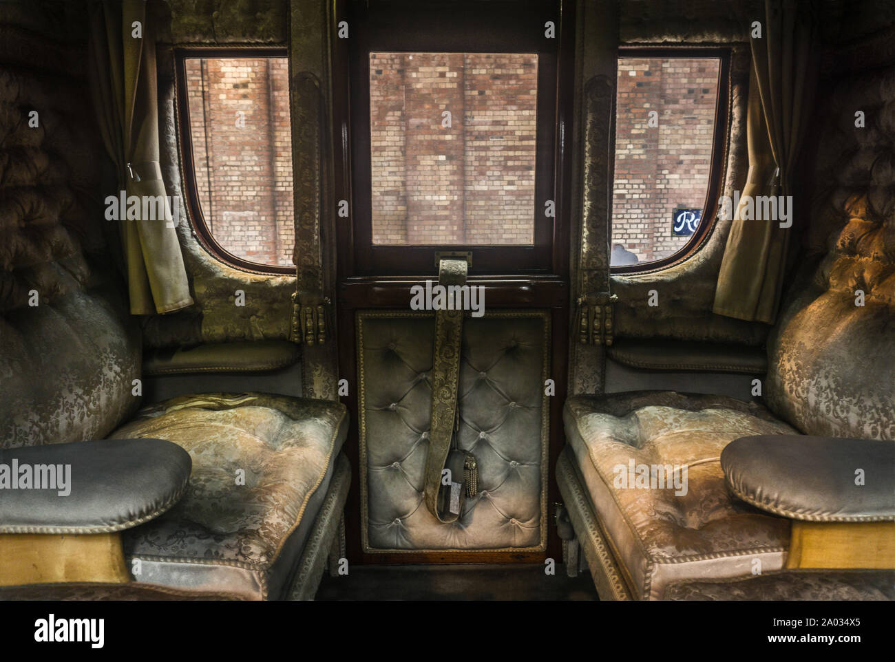 Il lussuoso interno della carrozza ferroviaria reale del salone della Regina Adelaide al National Railway Museum, York, Inghilterra Foto Stock