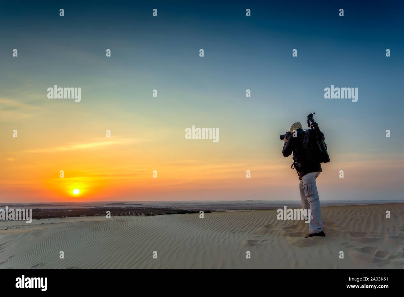 Fotografo di avventura nel deserto Dammam in Arabia Saudita Foto Stock