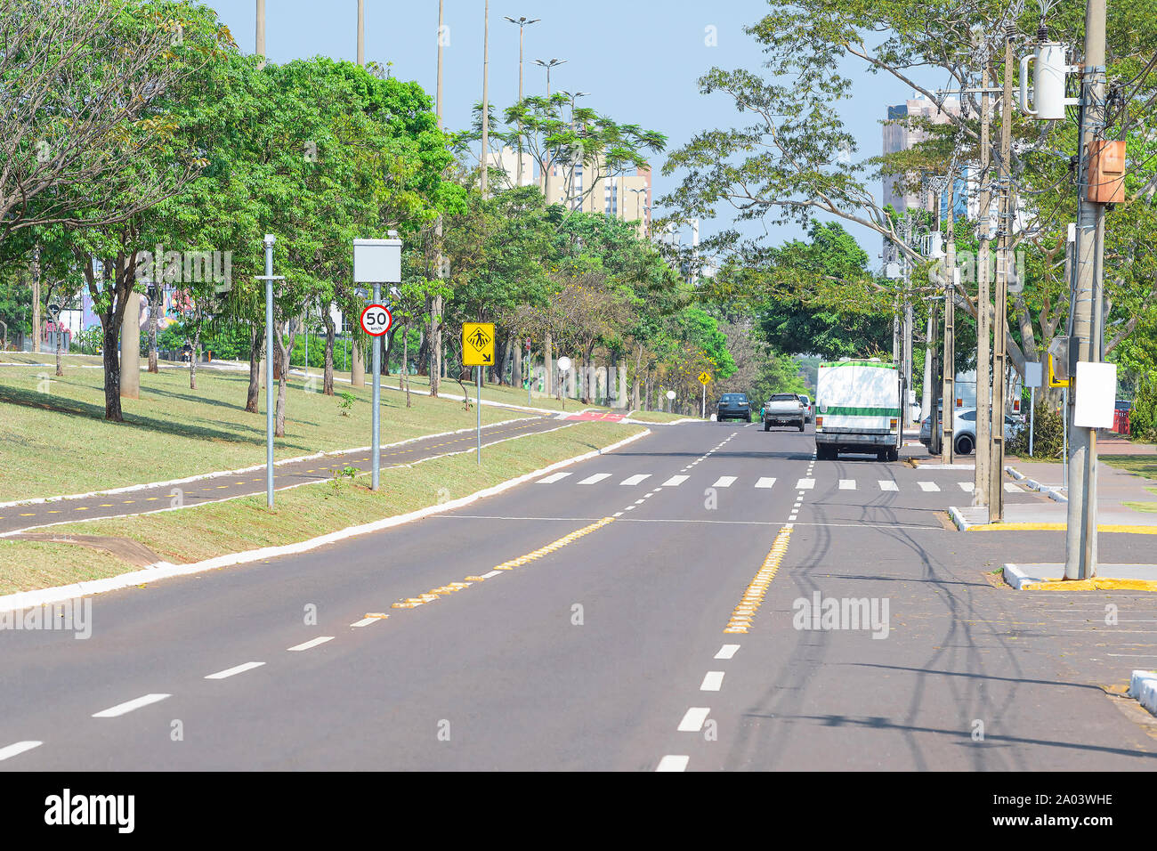 Il radar di velocità con la velocità massima di 50 chilometri all'ora accanto a un crosswalk pedonale. Traffico brasiliano per il monitoraggio della velocità in corrispondenza di Afonso Pena avenue, Foto Stock