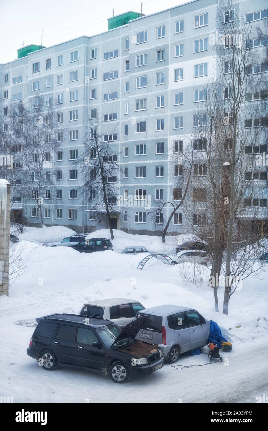 NOVOSIBIRSK, Russia - 01 febbraio 2019: gelate in citta della Siberia Novosibirsk. Vetture congelato sotto la neve in cantiere per il parcheggio.Servizio tecnico è Foto Stock