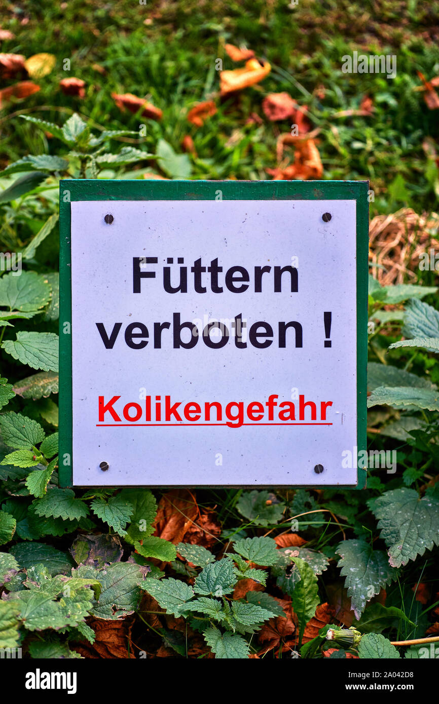 Protezione con attenzione. - Lettere con Füttern verboten! Mezzi Kolikengefahr alimentare vietato! Rischio di coliche Foto Stock
