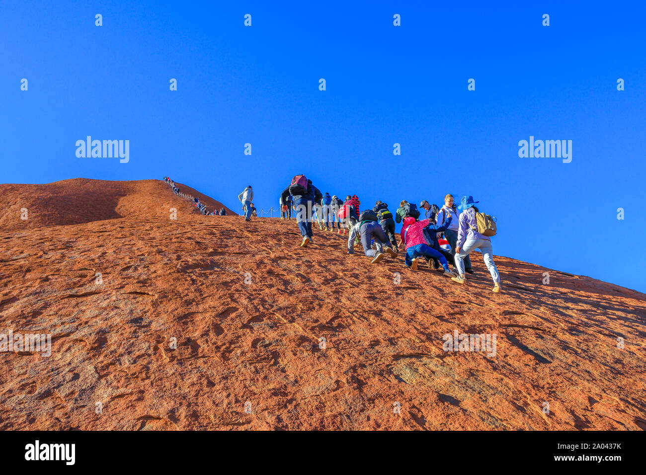 Uluru, Territorio del Nord, l'Australia - Agosto 23, 2019: persone che salgono su Ayers Rock prima del 26 ottobre 2019 quando la salita sarà chiusa.Uluru è Foto Stock