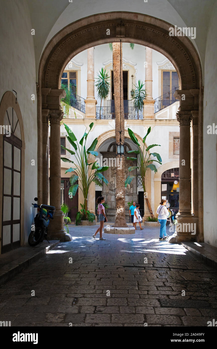 Antico cortile interno di un palazzo nobiliare di Palermo Foto Stock