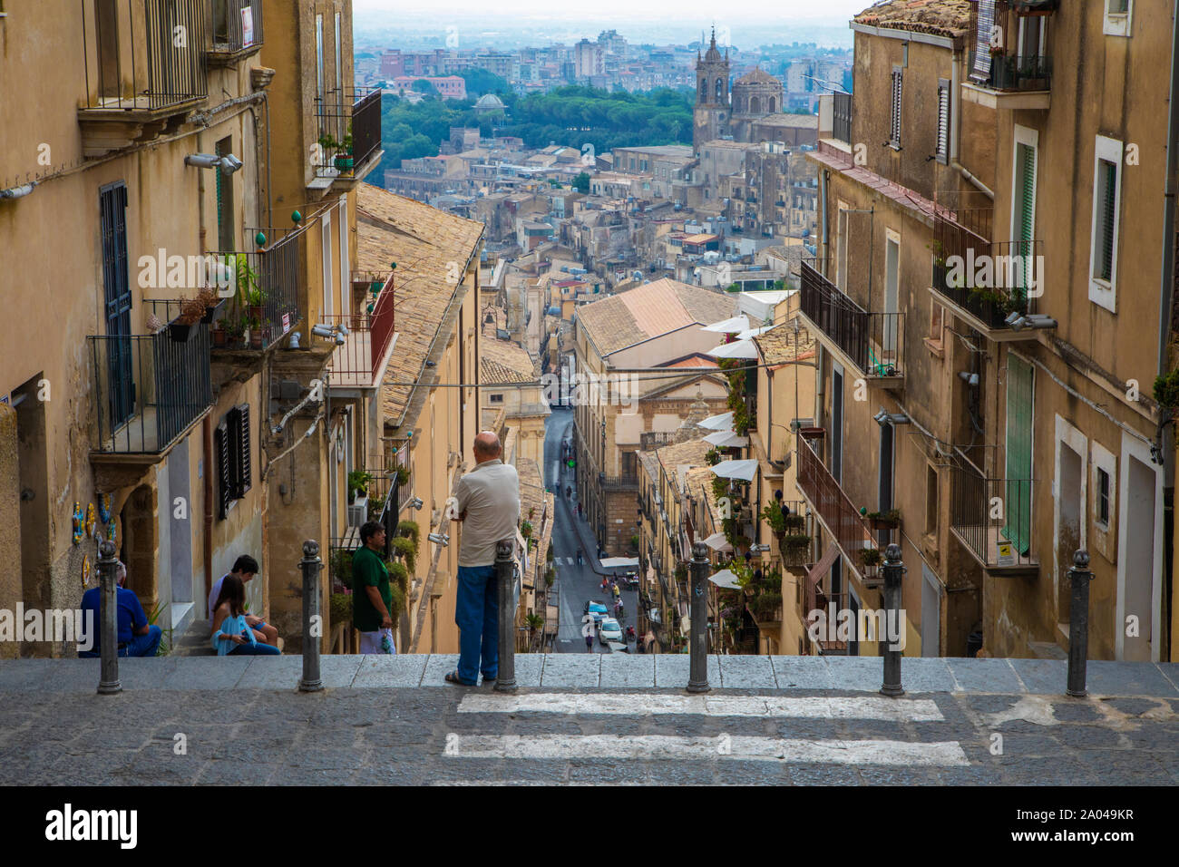 Paesaggio urbano dalla parte superiore della Scalinata di Santa Maria del Monte a Caltagirone, Sicilia Foto Stock