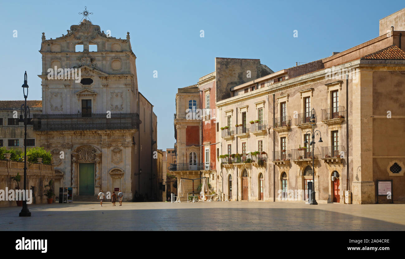 Vecchi edifici in Piazza del Duomo di Siracusa, Sicilia Foto Stock