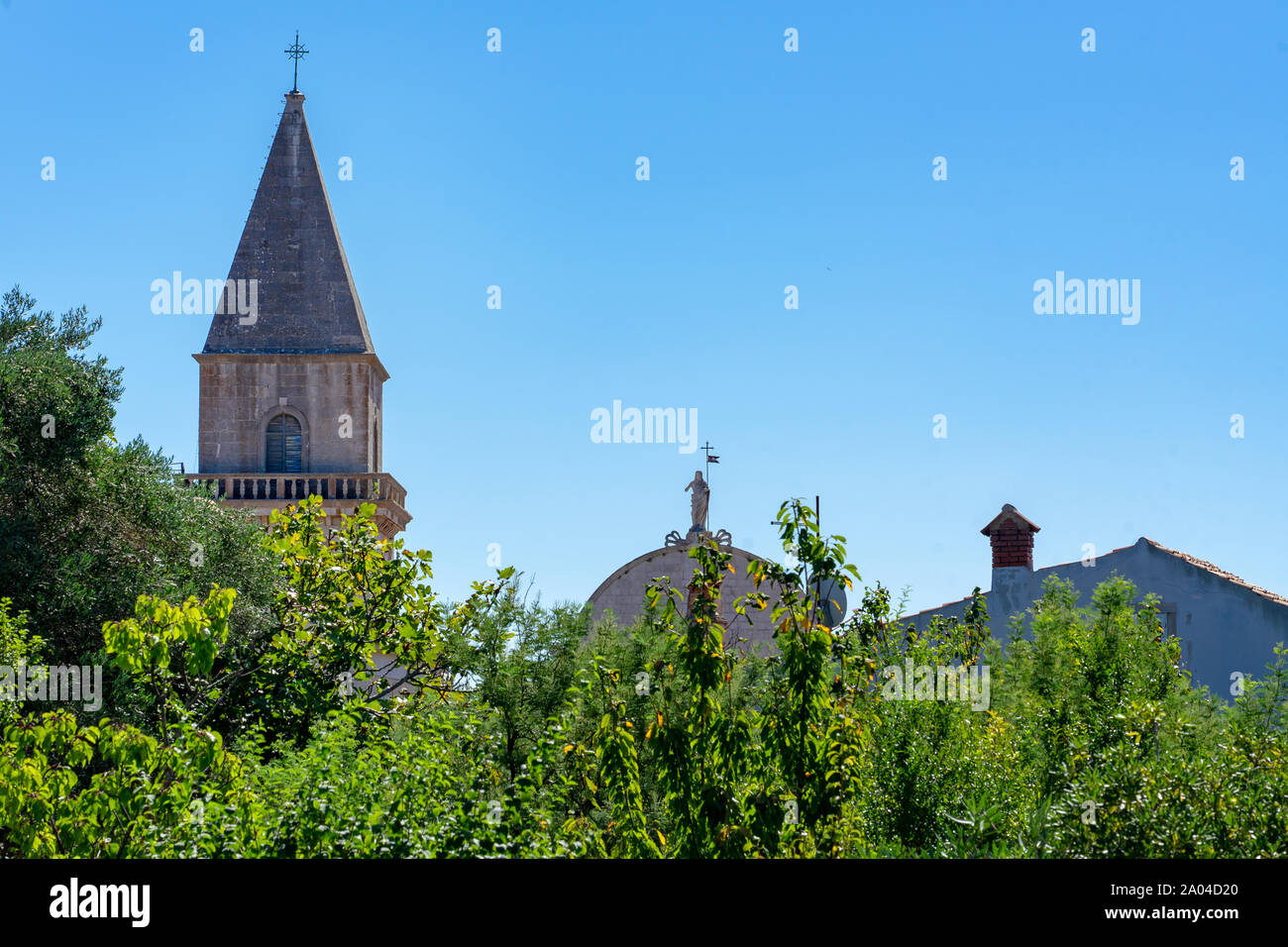 Bellissima e storica città vecchia Osor skyline su alberi sulla isola di Cherso Foto Stock