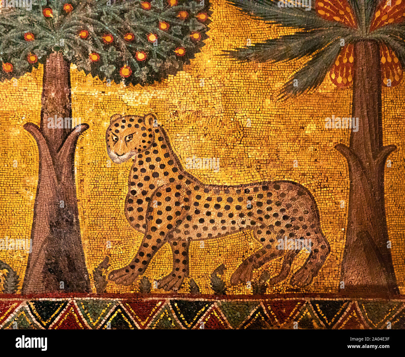 Un mosaico antico di Leopard e alberi a Palermo, Italia Foto Stock