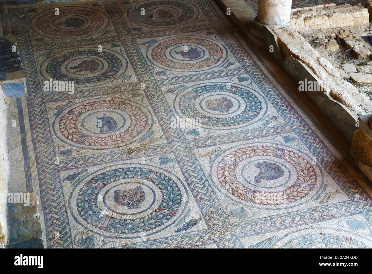 Diversi animali in un antico mosaico romano, in Sicilia. Da Villa del Casale di Piazza Armerina, SICILIA, ITALIA. Foto Stock