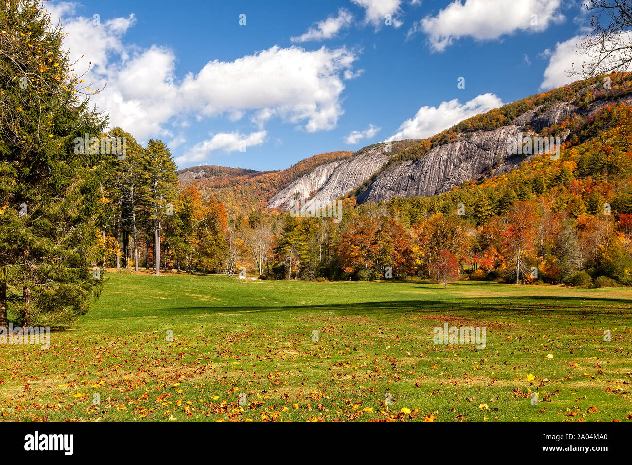 Bald Mountain Rock in autunno in Valle di zaffiro, Carolina del Nord Foto Stock