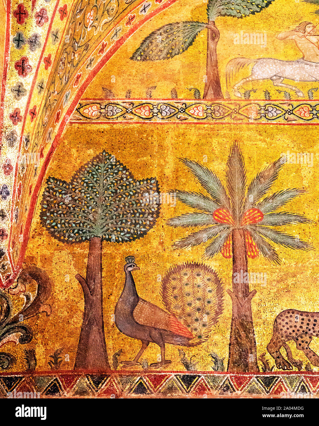 Peacock e gli alberi nei mosaici bizantini di Palermo Foto Stock