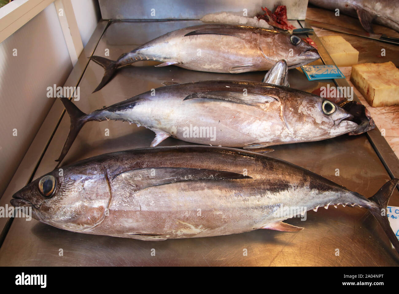 Tre tonni in vendita in siciliano mercato all'aperto Foto Stock