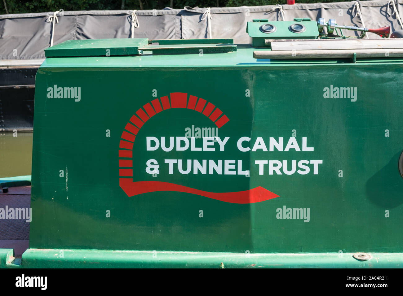 Strette colorate barche ormeggiate sul canale di Dudley al foro Bumble natura locale riserva in Dudley,West Midlands per la black country festival nautica Foto Stock